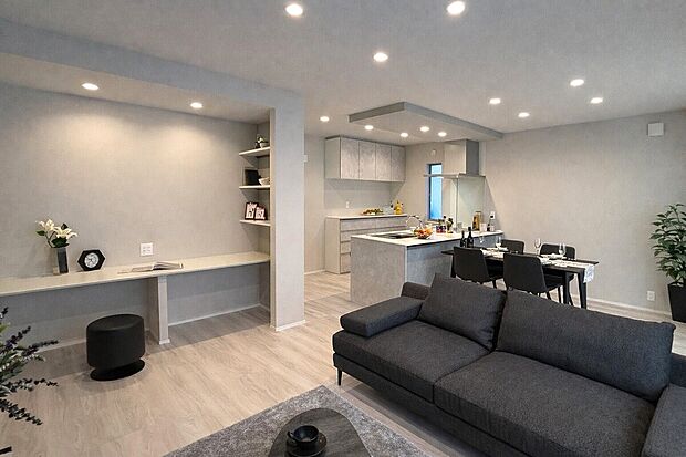 A棟　LDK　
19.5帖。開放感あふれるLDK、洗練されたキッチンと落ち着いたインテリアが調和する上質な空間。家族が自然と集い、ゆったりとした時間が流れる心地よい住まい。カップボード設置済み。
