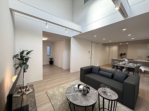 F棟リビング
LDKの隣には6.5帖の1階洋室をご用意。
壁を作らずにリビング続きの洋室としても、壁を作って独立型の1階洋室としても活躍します