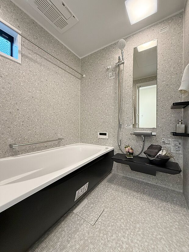 【B棟浴室】省エネ効果に優れた浴槽や節水シャワー・浴室暖房乾燥機・すっきりドアなど、快適性・機能性・お掃除のしやすさにもこだわりました。