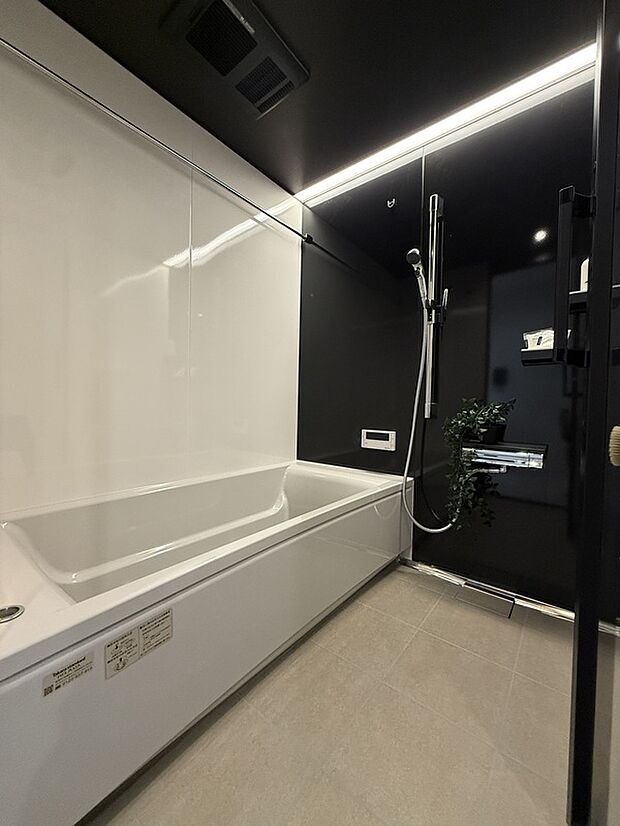 【浴室】ライン照明が空間に奥行きをもたらす落ち着きのある浴室。マグネット対応の壁はお風呂アイテムを自由に配置でき、日々のお手入れもしやすく清潔に保てます。