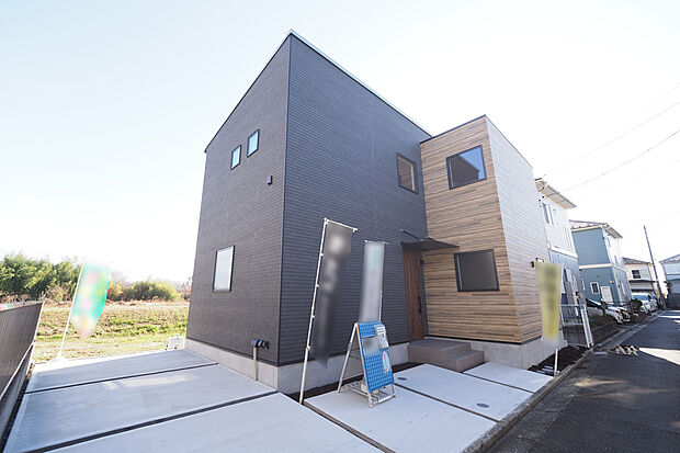 外観／木目調のサイディングが美しいスタイリッシュな外観