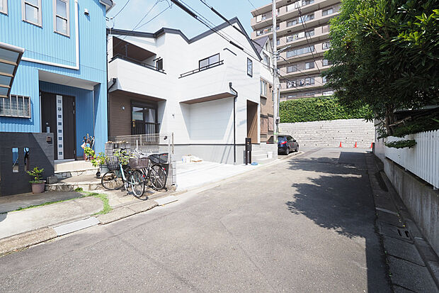 【前面道路】前面道路は約5ｍの閑静な住宅地内