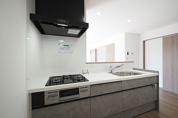 【キッチン/B号棟】リビングダイニングとつながる対面式キッチン。家族とのコミュニケーションが自然と生まれる設計です。