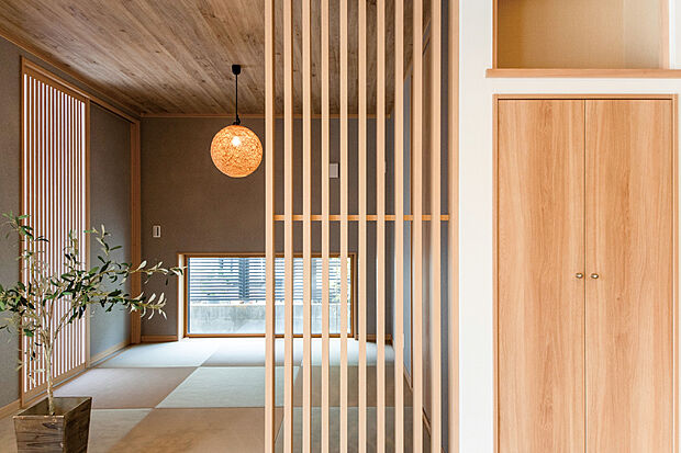 【モダンな琉球畳の和室】琉球畳が織りなす市松模様がスタイリッシュさを演出する洋和室。