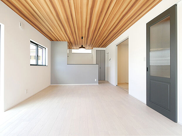 【3加古川町備後A号地】ガラス入り扉とグレイッシュにまとめたカラーリングで、おしゃれなカフェ風インテリア。