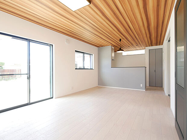 【3加古川町備後A号地】掃き出し窓とスリット窓からの光で明るいLDK。天井のウッド調クロスがおしゃれなグレイッシュヴィンテージの家!