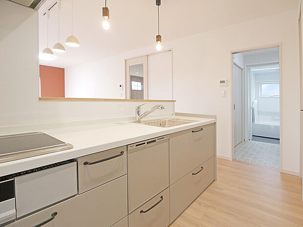 【プレミアムタウン小松原D-3号地】キッチンから直線でつながる洗面室&浴室。洗面室を介して1階全体を回遊できる家事ラク間取です!