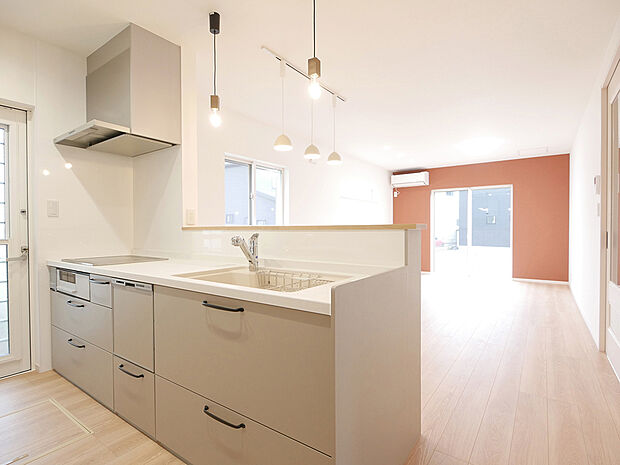 【プレミアムタウン小松原D-3号地】キッチンに立ちながらも家族と会話のしやすいLDKの配置!