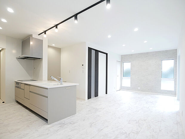 【BV6野口町長砂5号地】家事をしながらも家族と会話が弾む配置。フルフラットキッチンでスッキリした印象のLDKです。