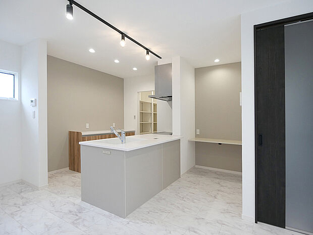 【BV6野口町長砂5号地】キッチン前にカウンターを設けてスタディスペースに。家事をしながらもお子さんの勉強を見守ることが出来ます!。家族共有のパソコンや本のコーナーにも!