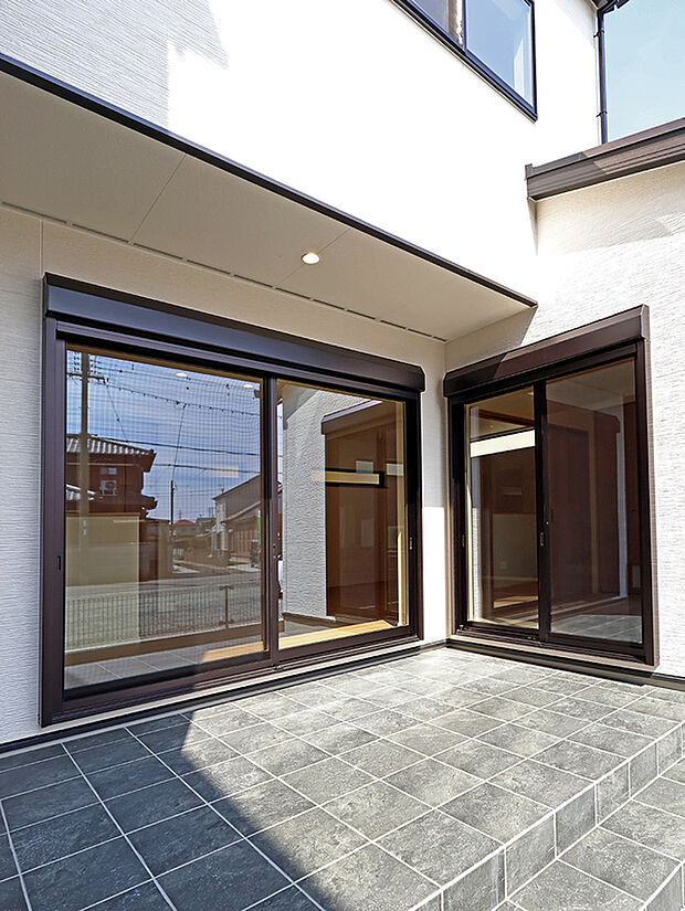 【12蓮池1号地】LDKからつながる中庭はお子さんの遊び場やガーデニングに活用!タイル敷きなので汚れたら水も流せて便利です。