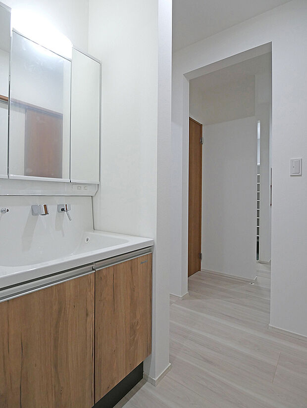 【タカラスタンダード洗面ドレッサー】収納力も充実！玄関からも直行できる洗面室で手洗いにも重宝！