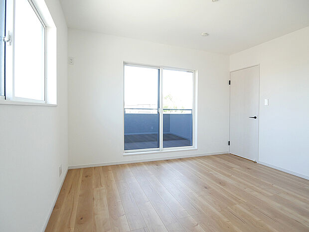 【【2別府町新野辺北町A号地】主寝室】2階7帖の主寝室。バルコニーに面して明るく陽が入ります。