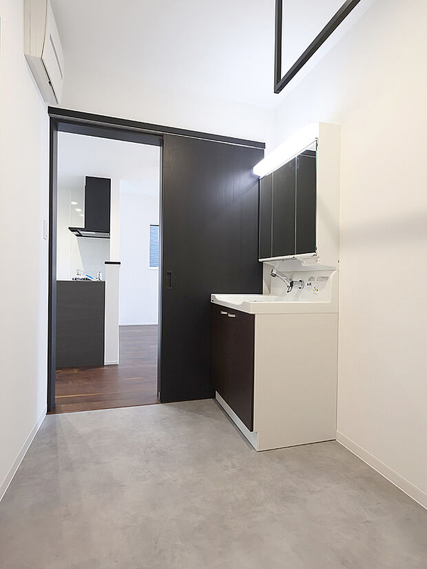 【【BV45曽根2号地】トクラス洗面ドレッサー】ＬＤＫから出入りできる洗面室で家事や家族の動線もスムーズに。物干しポール付きで室内干しや洗濯物準備もしやすく便利です。


