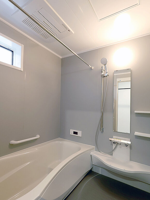 【【BV45曽根2号地】トクラスシステムバス】グレイッシュにまとめた落ち着いた印象の浴室。換気乾燥暖房機つき！
