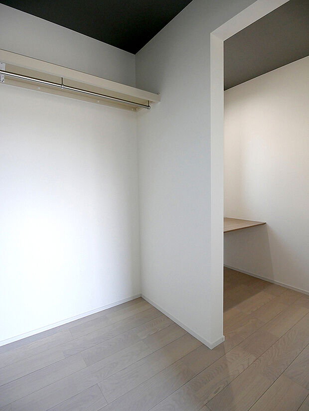 【3加古川町備後A号地:WCL・書斎】主寝室には大容量ウォークインクローゼットと、書斎を設け、リモートでの仕事などにも活用できます。