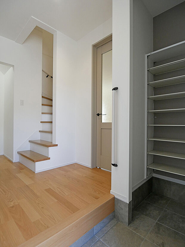 【【37伊保B号地】玄関】大容量シューズクローゼットつきでいつもスッキリとした玄関がかないます!