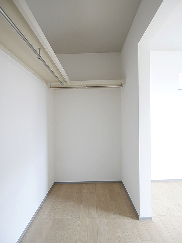 【【43曽根3号地】主寝室ウォークインクローゼット】主寝室内に設けたウォークスルー型ファミリークローゼットでお洋服などたっぷり収納&衣替えいらず!