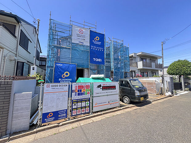 【外観写真】　東南道路に面した日当り良好の新築戸建です。3部屋から行き来ができるワイドバルコニー付き。WICや玄関土間収納など随所に収納スペースを設けました。