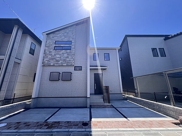 【外観写真】　低層の一戸建てを中心とした街並みが続いています♪周辺は高い建物が建っていないので、採光や開放性に恵まれ、空が広く緑の多い閑静な趣を感じる環境です。