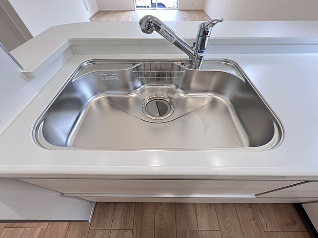 【【1号棟　シンク】】洗い物を置いても広々なシンク。浄水器一体型蛇口はホースになっているのでお掃除もラクラク♪