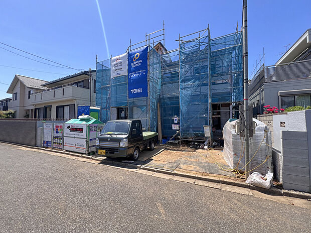 【【外観写真】】低層の一戸建てを中心とした街並みが続いています♪周辺は高い建物が建っていないので、採光や開放性に恵まれ、空が広く緑の多い閑静な趣を感じる環境です。