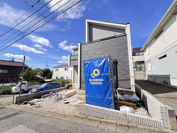 【【外観写真】】敷地面積36坪超！シーンに合わせてLDKと和室を一体化できる、解放感ある住まいです。2台分のカースペース有り。