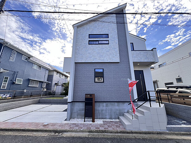 【【外観写真】】品質・性能にこだわったブルーミングガーデンの長期優良住宅。快適な暮らしが叶う間取り設計に、折上天井やアクセントクロスなど、空間にメリハリを演出するデザインも魅力です。