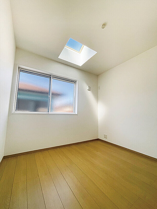 【［2階洋室］天窓のある洋室】全洋室は二面採光で開放感のある明るい空間です。洋室4は天窓つき。
