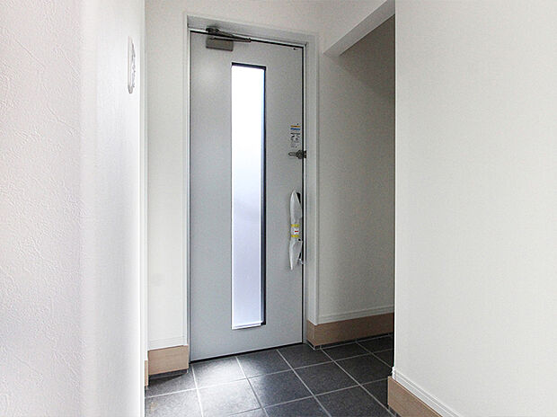 【◆キーレスシステム付き断熱ドア】窓やドアから出入りする熱は屋根や外壁よりもはるかに大きな割合を占めます。開口部を断熱化することで部屋が快適になると共に冷暖房費の節約になります。