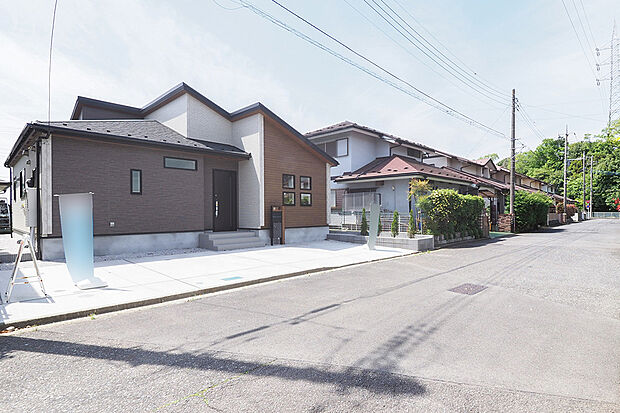 前面道路が広く陽当たりも良好で、ゆとりある暮らしを実感できます。開放的な佇まいが魅力です。