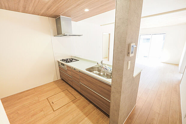 【【 キッチン 】】■フルオープンの対面式キッチンで家族と会話を楽しみながら料理ができます!家事時短に嬉しい食洗器付きです。