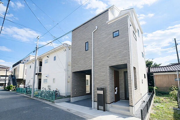 【外観】　（2025年10月9日撮影）大袋駅まで徒歩9分。落ち着いた住宅街に佇む、3階建ての住まいです。