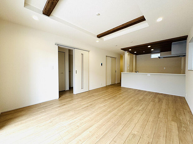 【リビング:1号棟】　LDK全体を見渡せる、開放感のある空間です。