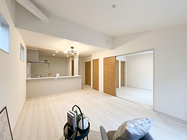 【リビング17.375帖】　南向きで明るいリビングは、勾配天井が広がる開放的な空間。