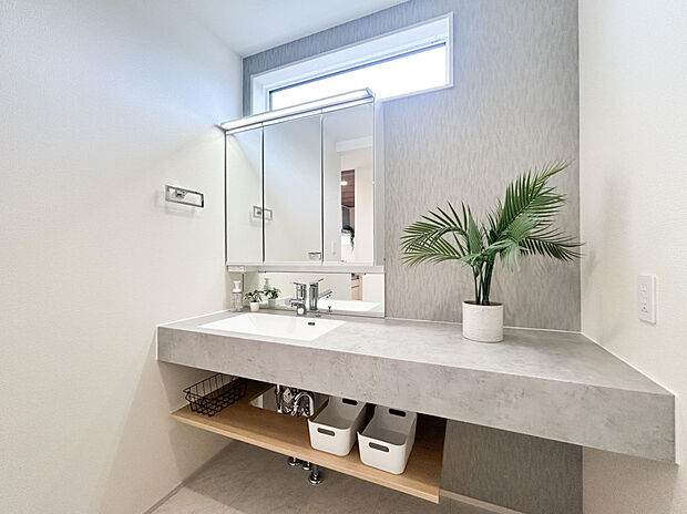 【【洗面所】】フルフラットカウンターに収納棚を組み合わせた、デザイン性と使いやすさを両立した洗面空間です。