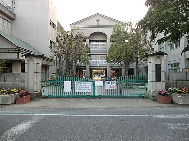 大袋小学校（約550m）