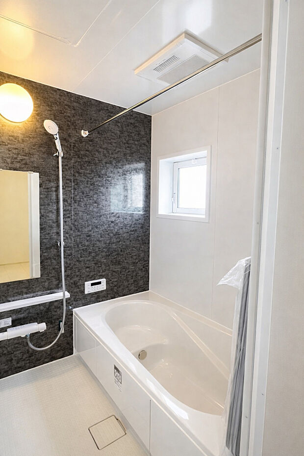 【【浴室/1号棟】】落ち着いた印象で、一日の疲れをゆっくり癒すバスルームです。