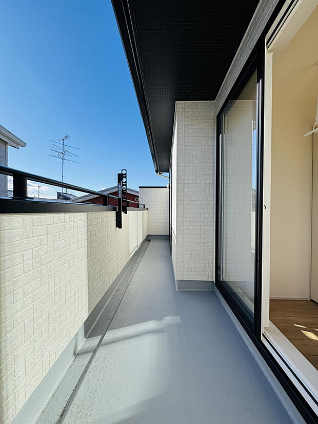 【【バルコニー】】主寝室・5.25帖の洋室から出入りできる、南向き続きバルコニー。バルコニーが道路とは逆の方向になっていて人目につきにくく、安心して洗濯物を干せます。