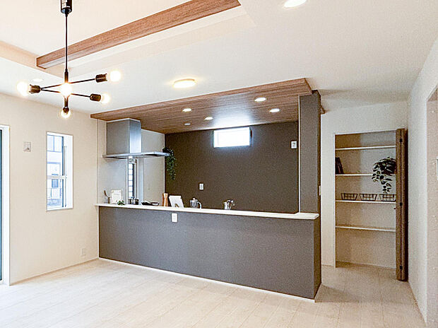 【【ダイニング:1号棟】】落ち着いた配色で、空間になじむキッチンまわりです。