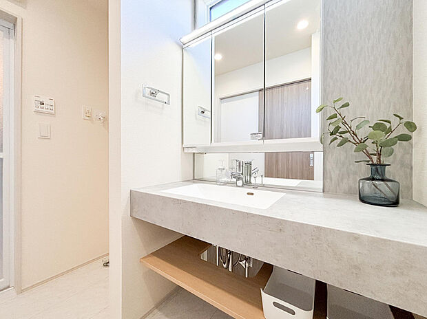 【【洗面台】】フルフラットカウンターに収納棚を組み合わせた、デザイン性と使いやすさを両立した洗面空間です。