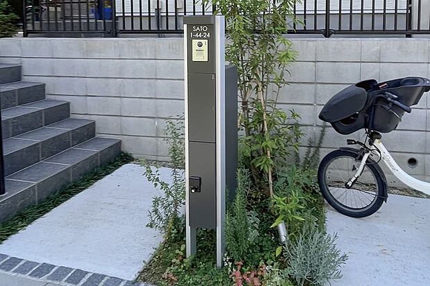 【宅配ボックス付機能門柱】受け取るだけでなく荷物の発送もできる、大型郵便物対応ポスト。通常の郵便物に加えて、メール便や大型郵便物など薄型の配達物をポストで安全に複数個受け取ることができます。