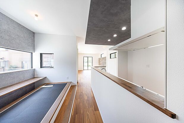 【それぞれに空間と素材の魅力が調和するインナープラン】住まう人の個性を受け止める+α空間を設えたプランニングと各プランに合わせたインテリアをご用意。それぞれの魅力を引き出す素材で彩りながら、家族の豊かな暮らしを描きます。※1号棟/2025年4月撮影