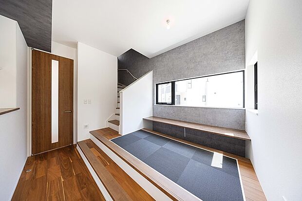 【1号棟/LDK×ステージリビング】開放感をそのままに程よくゾーニングされた段差空間。自分時間を楽しみながら、リビングやキッチンにいる家族の気配を感じることができます。※1号棟/2025年4月撮影