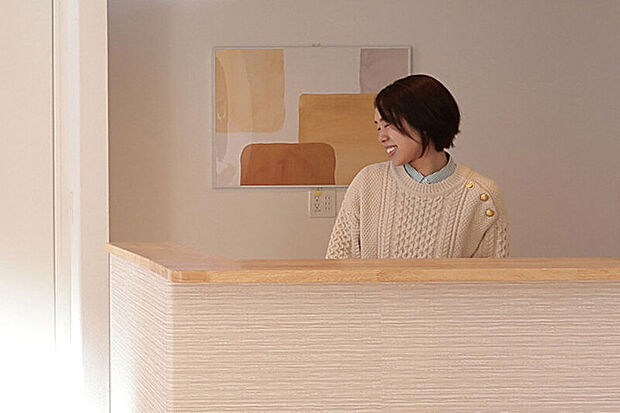 【【ハイオープンキッチン】】家事をしながら家族の顔が見えるハイオープンのキッチン。小さなお子様のいるご家族も安心です。吊戸棚が無いため開放感があり、リビングとの一体感を生みます。