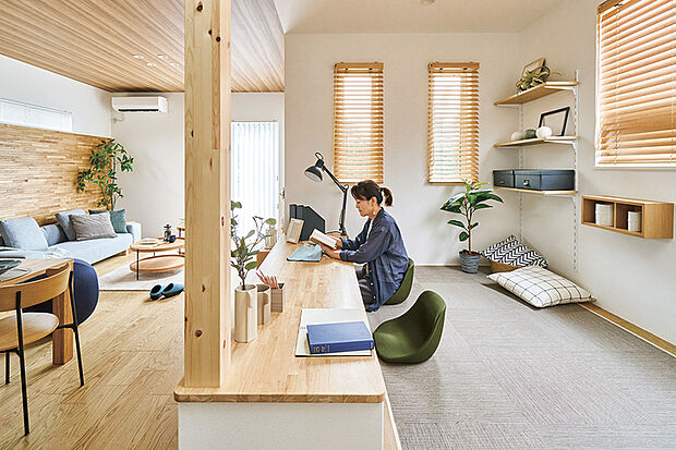 【【ステージリビング】】段差を設けた半個室感覚がリビングとは違った憩いを演出するステージリビング。木を感じる素材をカウンターに用い、ナチュラルな雰囲気の中で読書や音楽などの趣味や自分の時間を満喫できます。