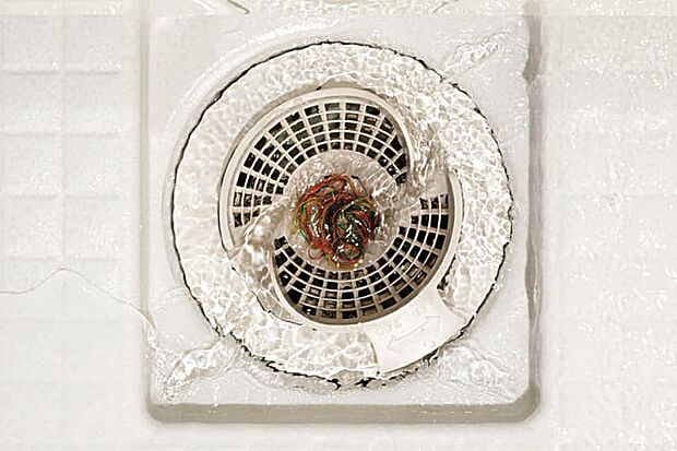 【【パッとくるりんぽい排水口】】渦を生み出す水路設計と、ゴミをまとめる底面構造で、髪の毛などが小さくまとまります。日常のお手入れはごみをポイッとするだけ。汚れが付きにくくキレイが長持ちします。