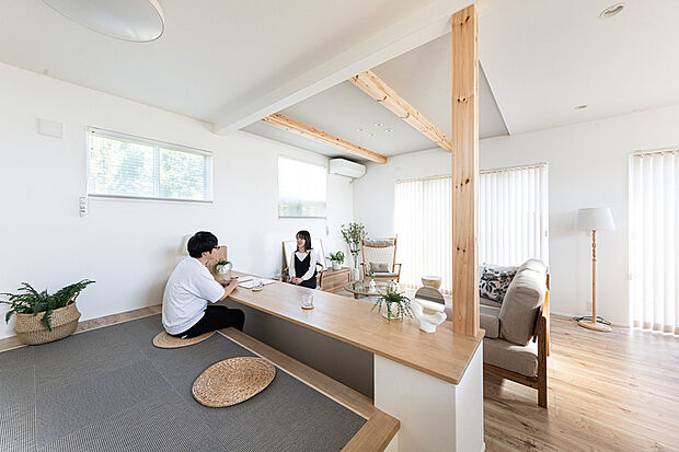 【【堀机カウンター】】リビングとステージ両方から使える、堀机カウンターを設置。家族の気配を感じながら仕事したり、勉強をする子どもの様子を見守ったりと使い方は多彩です。