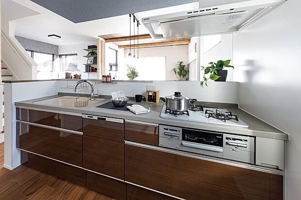 【【キッチン/トクラスBb】】スタイリッシュで使い勝手の良いキッチン。美しさと強さ、お手入れのしやすさを兼ね備えた人造大理石ワークトップを採用。熱や水、汚れに強く、毎日の家事を楽しくしてくれます。