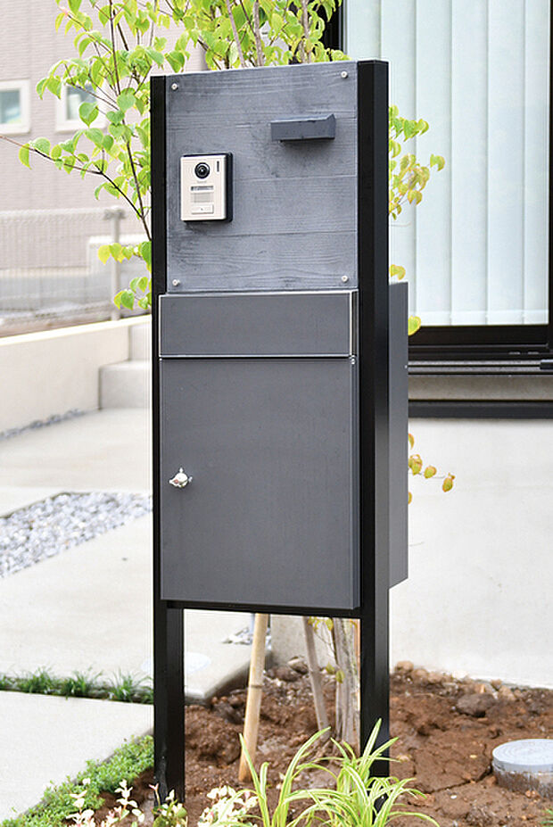 【【宅配ボックス付機能門柱】】スタイリッシュなデザインの宅配BOX付機能門柱で、不在時にも荷物が受け取れます。